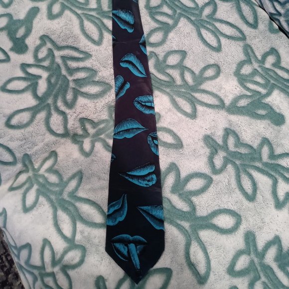 Florenzi Collection 1980s Lips Doobie Smoking MaryJane Necktie - Picture 1 of 1